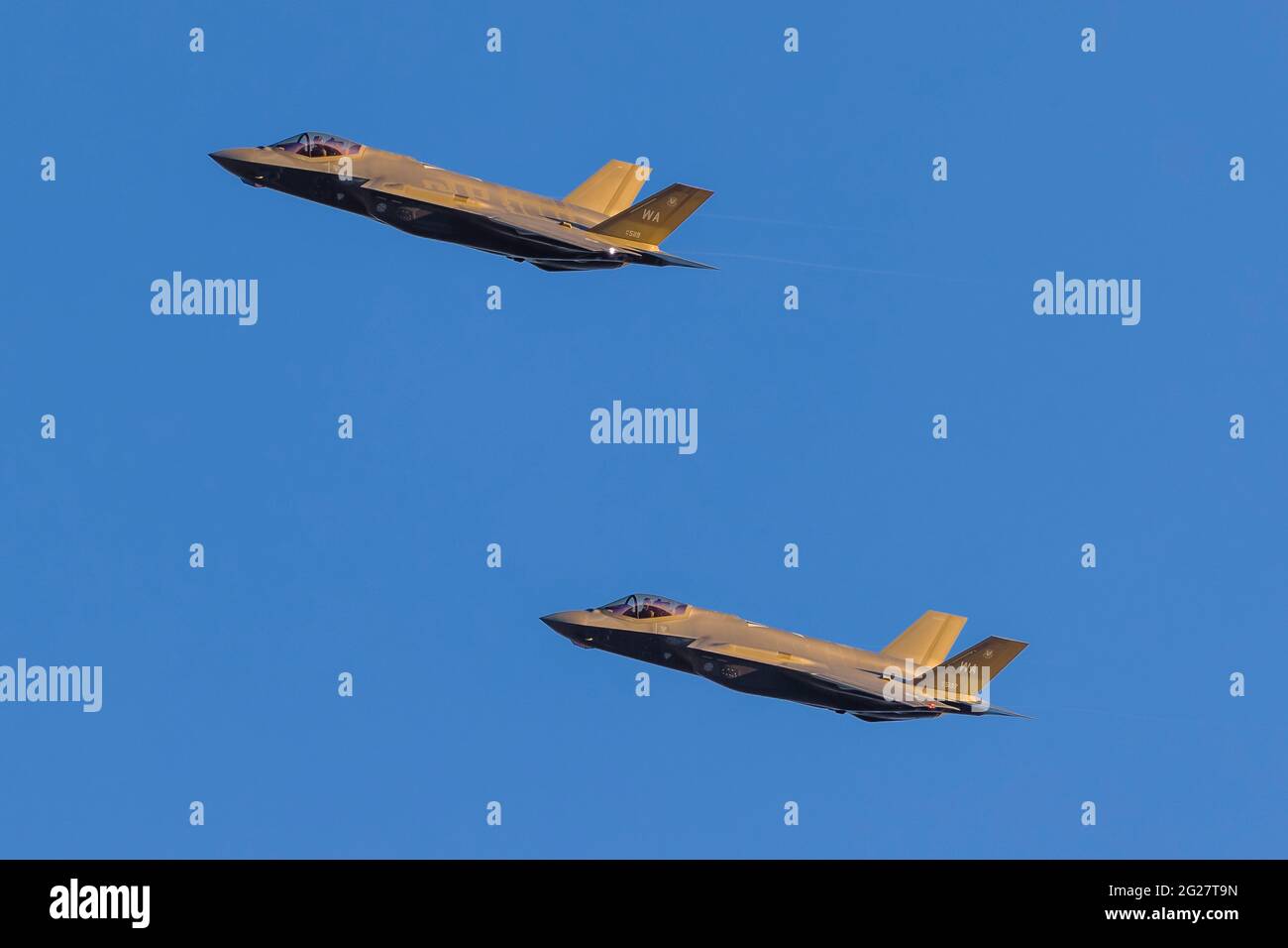 Due US Air Force F-35A Lightning II corrono in pausa per l'atterraggio. Foto Stock