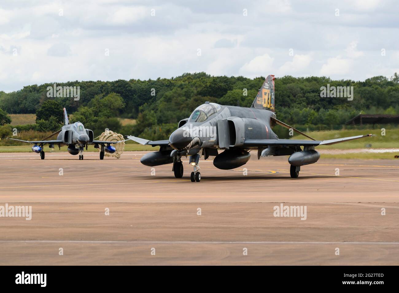 Due taxi turco Air Force F-4E Phantom IIS dopo l'atterraggio. Foto Stock