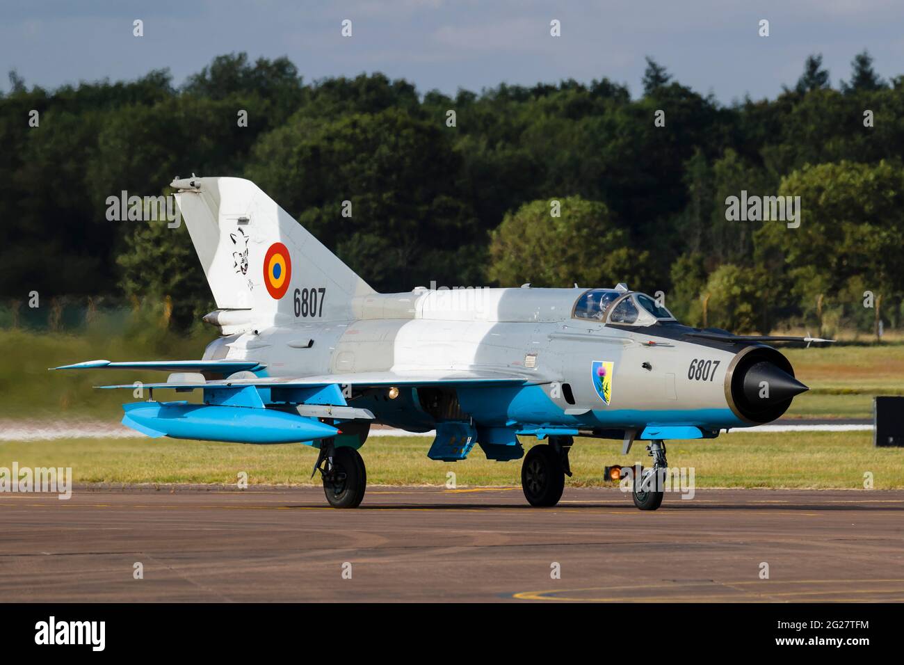 Un'aeronautica rumena MIG-21 Lancer taxi dopo l'atterraggio. Foto Stock