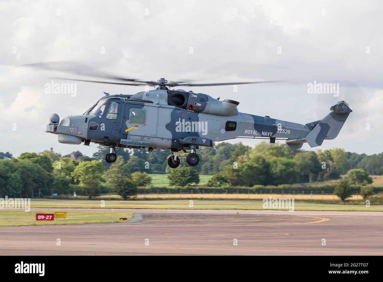 Un elicottero Royal Navy Wildcat che atterra a RAF Fairford nel Regno Unito. Foto Stock