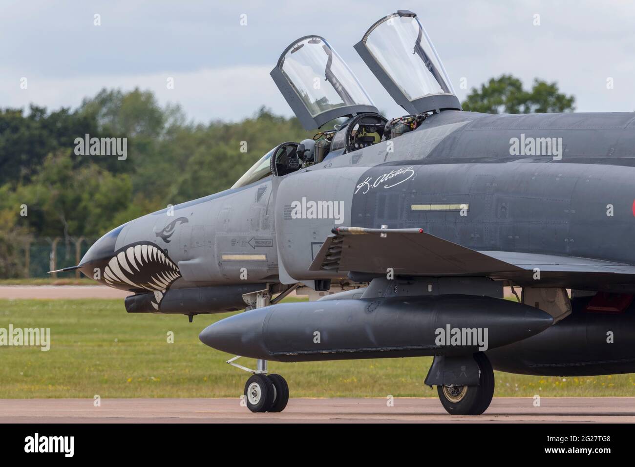 Una forza aerea turca F-4E Phantom II taxi dopo l'atterraggio. Foto Stock
