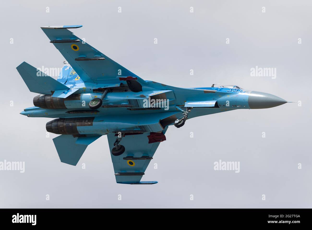 Un aereo ucraino Sukhoi su-27 Flanker si prepara per l'atterraggio. Foto Stock