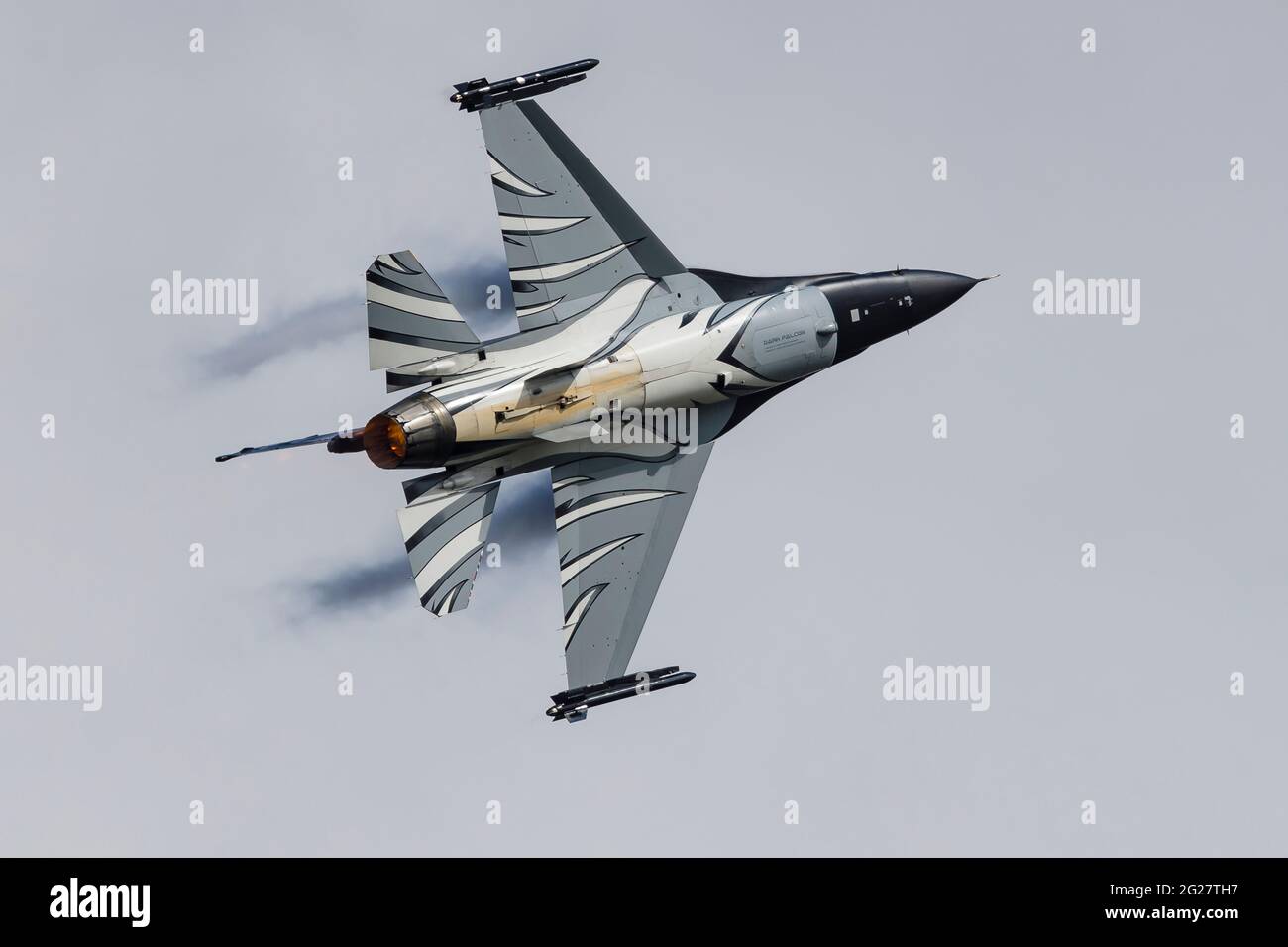 Un'aeronautica belga F-16A che combatte il Falcon tira una curva dura. Foto Stock