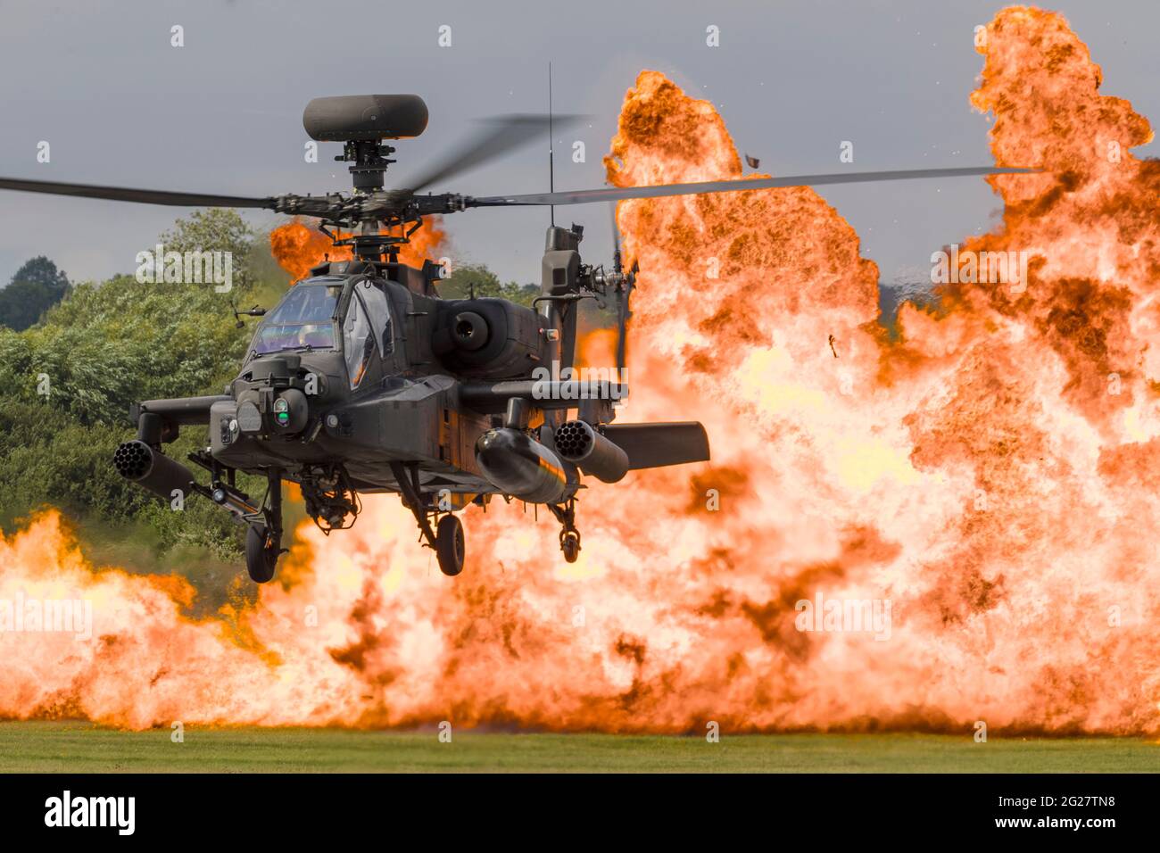 Un elicottero Apache WAH-64D dell'esercito britannico di fronte a un muro di fuoco. Foto Stock