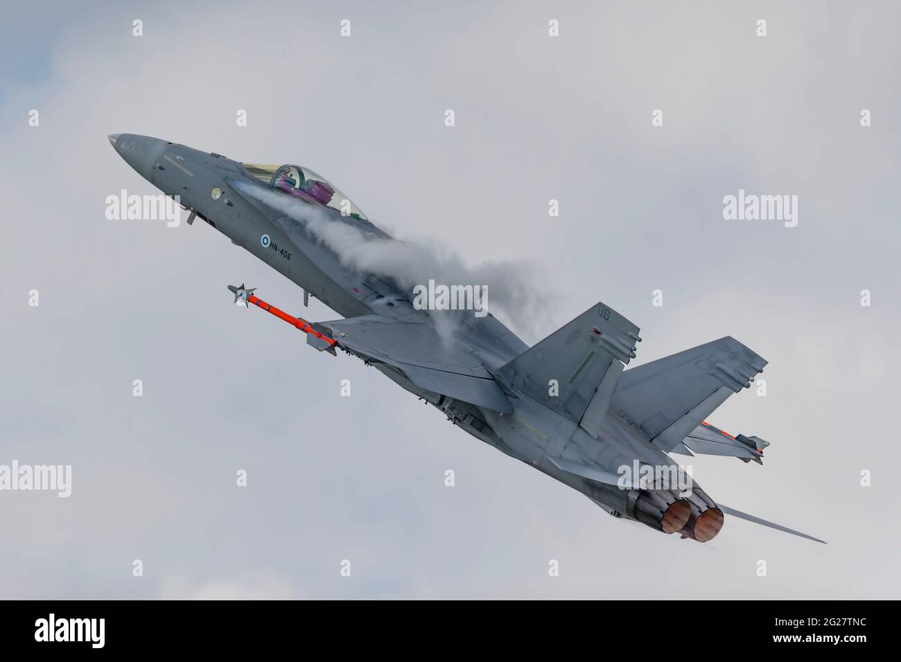 Un Hornet finlandese dell'aeronautica F/A-18C tira la g. Foto Stock