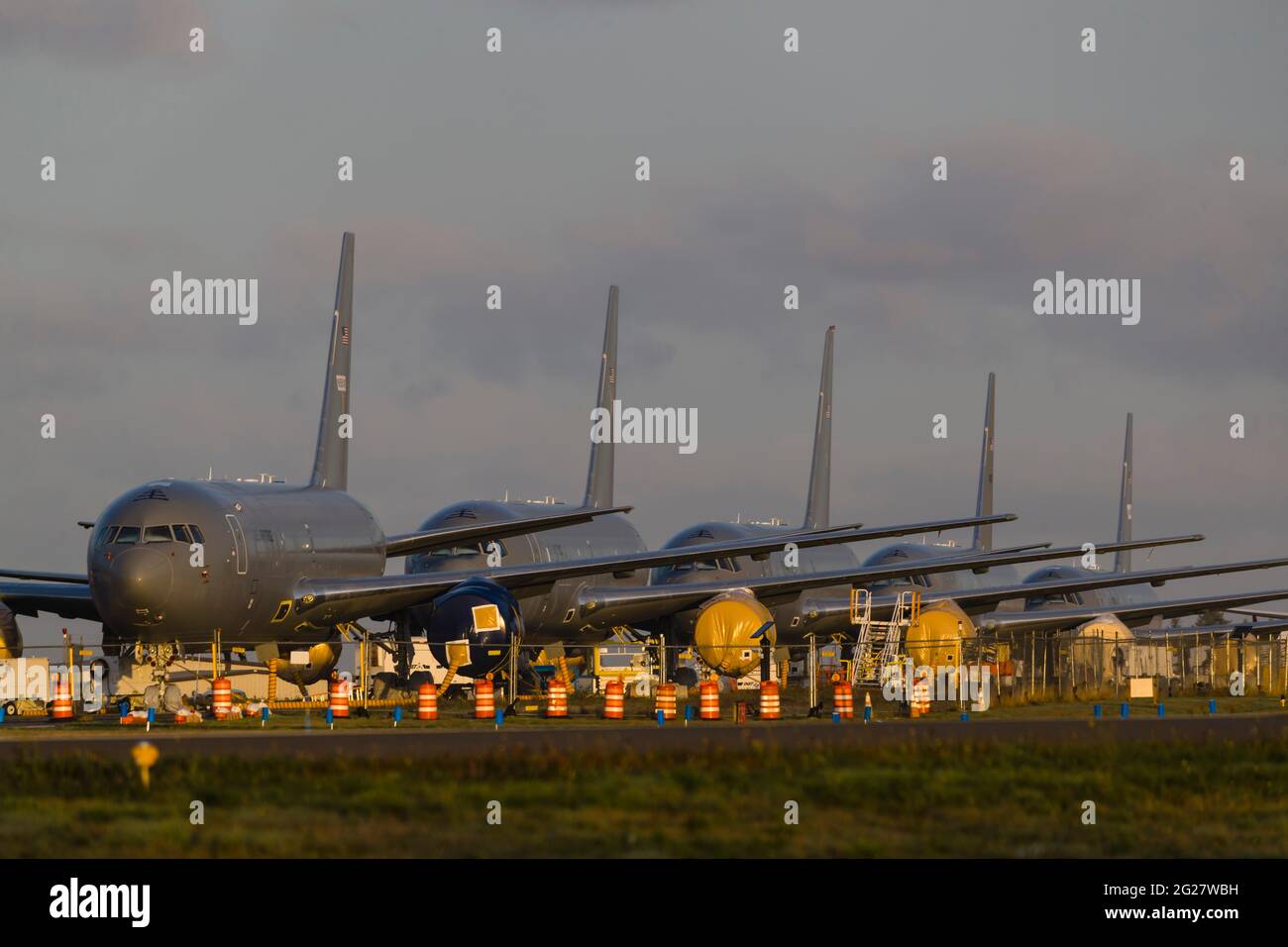 Una fila di US Air Force KC-46 Pegasus petroliere in attesa di consegna. Foto Stock