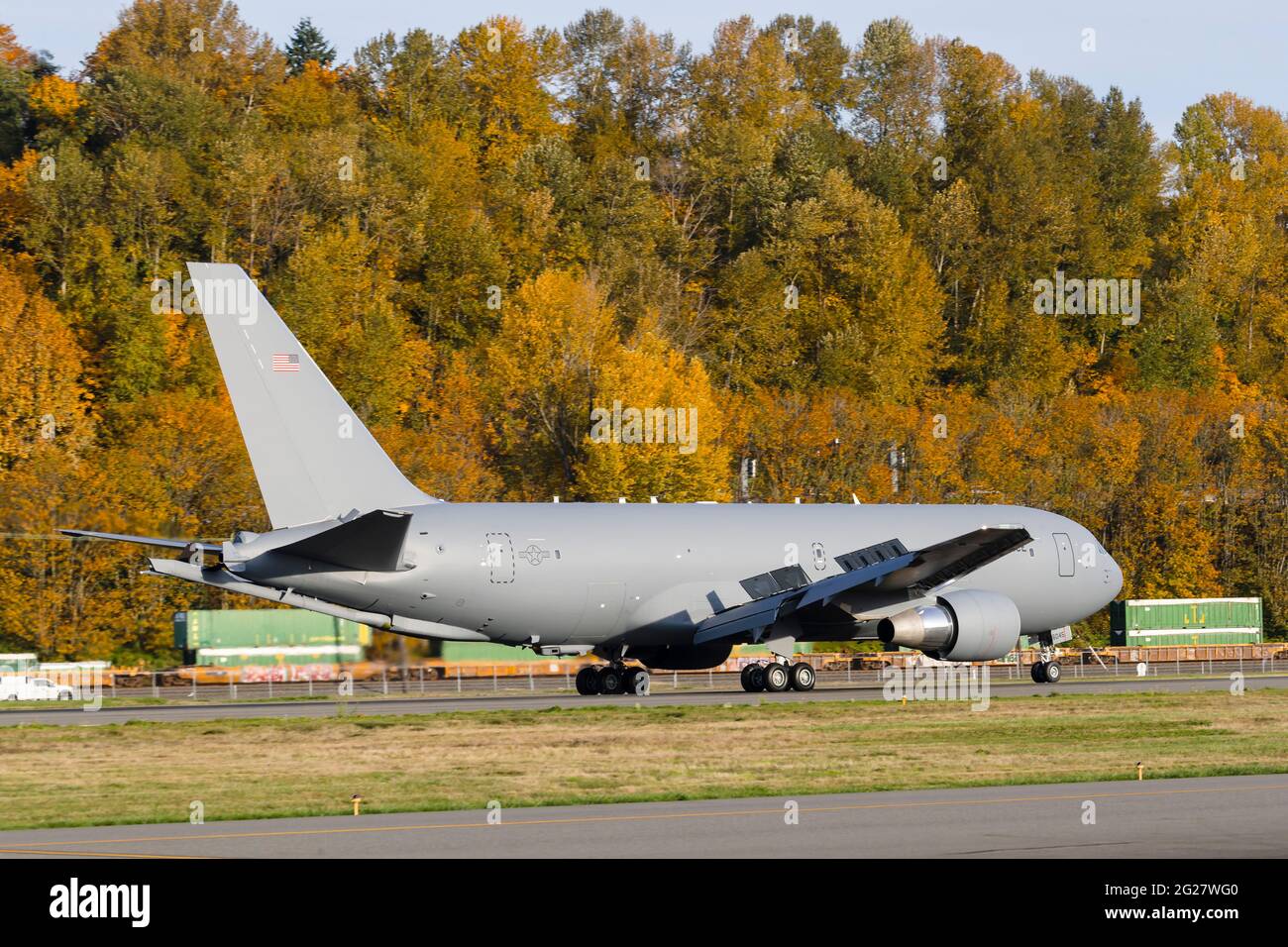 Una nave cisterna Pegasus dell'aeronautica statunitense KC-46 atterra di fronte al fogliame autunnale. Foto Stock