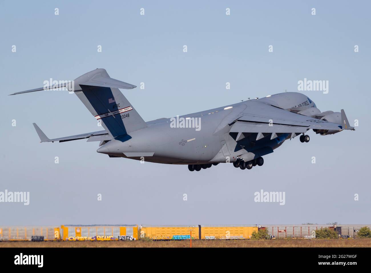 Una US Air Force C-17 Globemaster III decolli da Fort Worth, Texas. Foto Stock