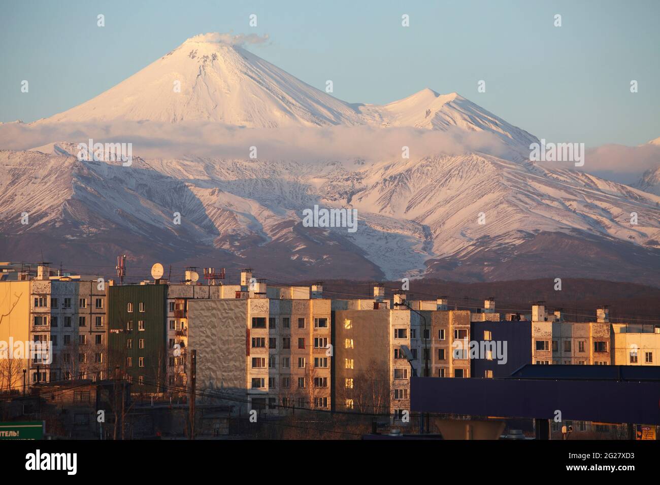 Degassare il vulcano Avachinsky sopra la città di Petropavlovsk, Russia. Foto Stock