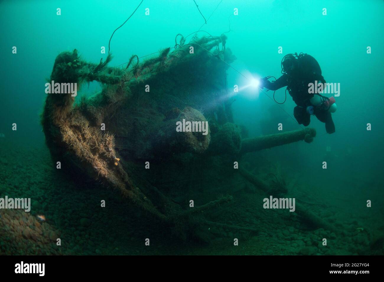 Tuffatore esplorando il relitto del transatlantico SS Laurentic affondato durante la prima guerra mondiale. Foto Stock