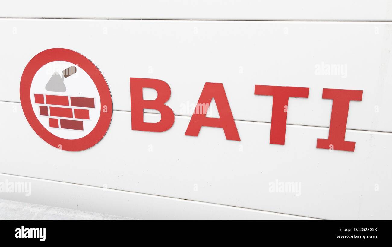 Bordeaux , Aquitaine Francia - 02 05 2021 : Bati brico leclerc segno logo Super store marchio di generale commerciale supermercato francese Foto Stock