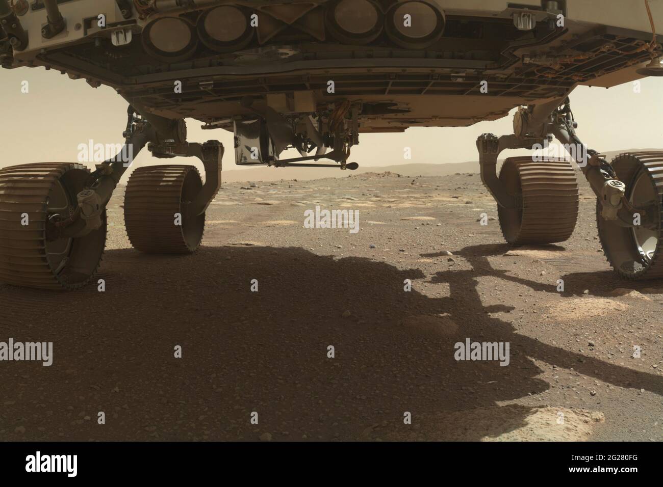 L'elicottero Ingenuity Mars della NASA si può vedere sul ventre della perseveranza rover. Foto Stock