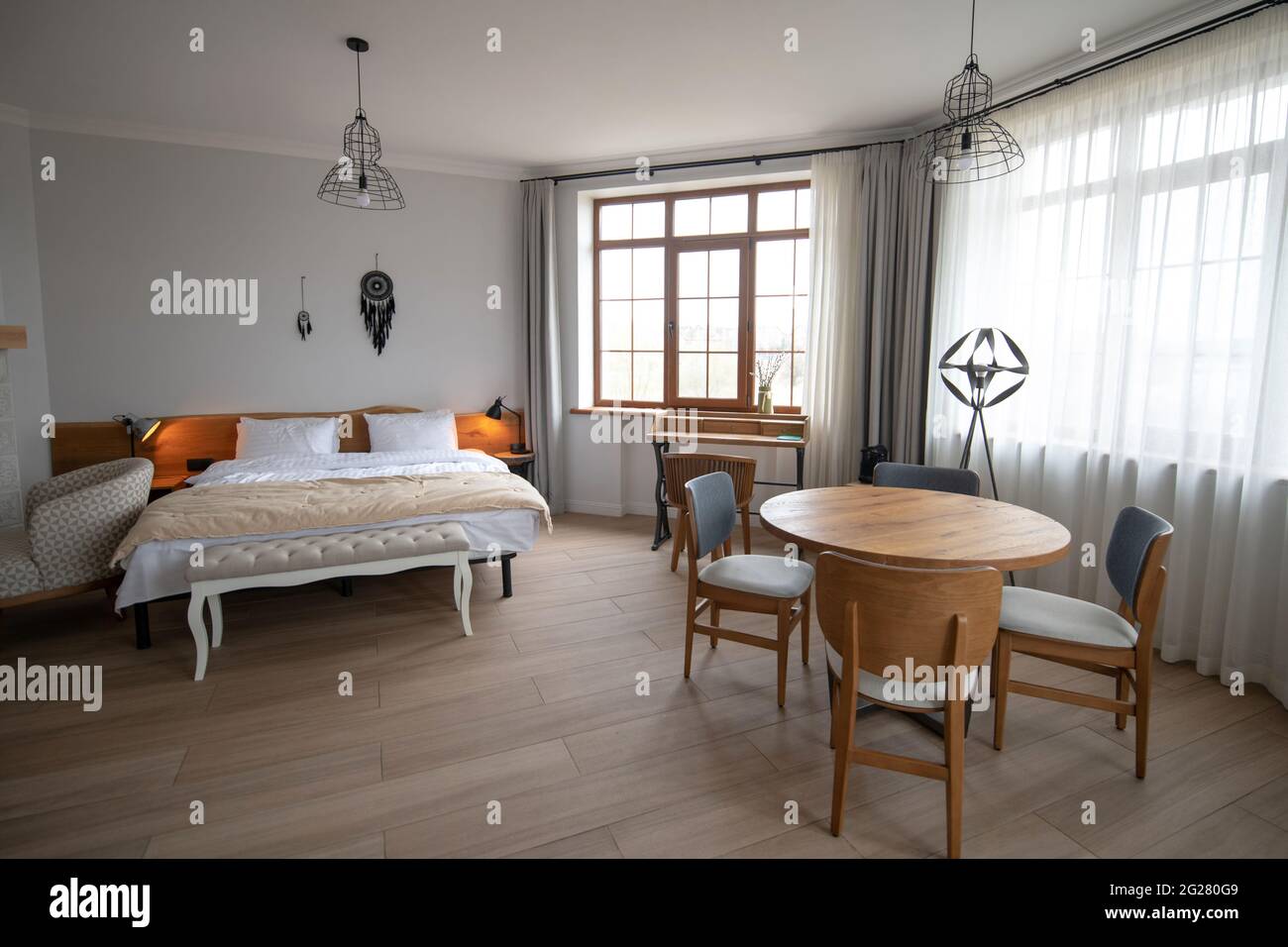 Soggiorno spazioso con mobili chiari Foto Stock