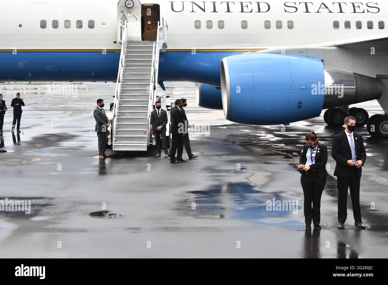 Non esclusivo: CITTÀ DEL MESSICO, MESSICO - 8 GIUGNO: Servizio segreto degli Stati Uniti rivedere l'aereo prima del Vicepresidente Kamala Harris volare alla base congiunta Andr Foto Stock