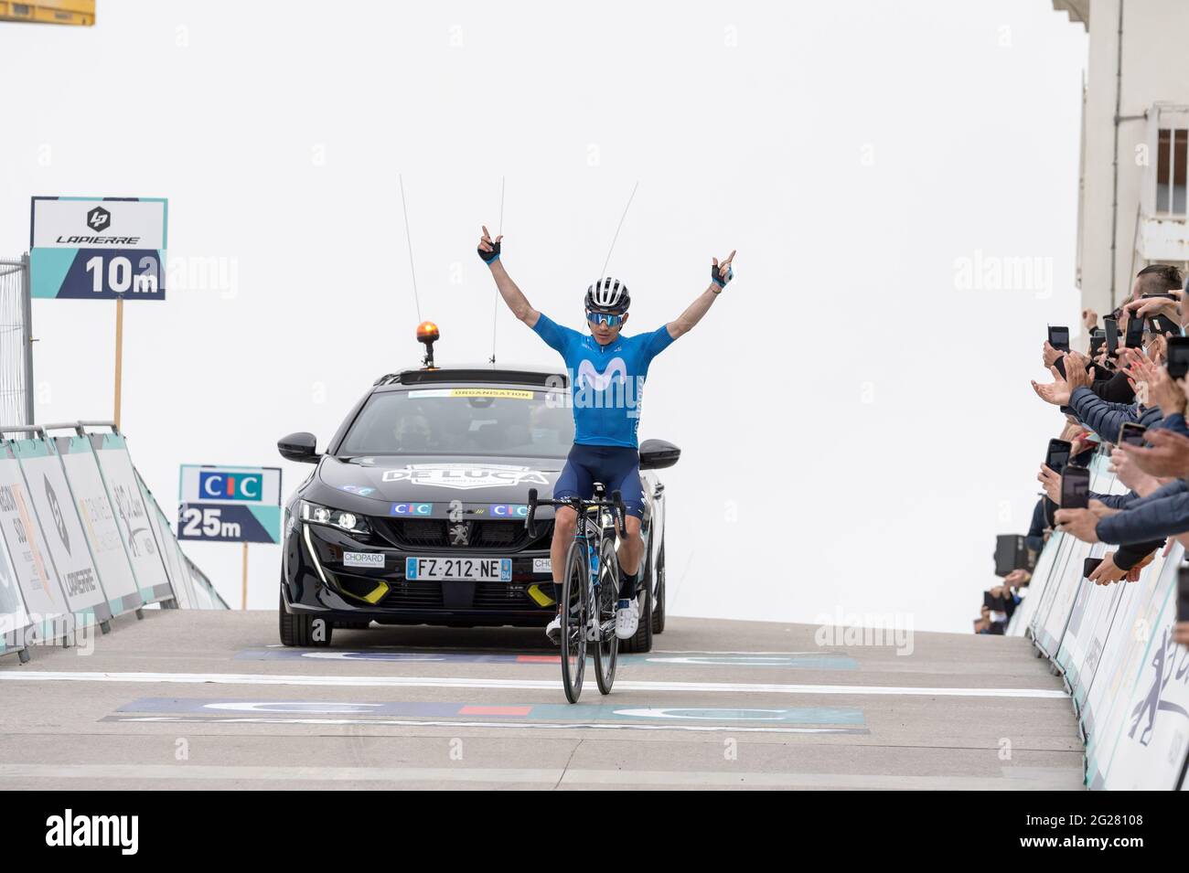 Miguel Angel Lopez (team Movistar) alza le braccia in vittoria in cima al Mont Ventoux.la 'Dénivelé Mont Ventoux Challenge' è una nuova gara sul programma UCI World Tour. La terza edizione si è svolta il 08 giugno 2021. Il finale è giudicato in cima al Mont Ventoux (Vaucluse, Francia). Per la prima volta quest'anno la salita del Mont Ventoux si è svolta due volte su un circuito ad anello. Dietro il pilota colombiano di Movistar, lo spagnolo Oscar Rodrigez (Team Astana) è stato secondo a 02'26' ed Enric Mas (Team Movistar) è terzo a 2'32'. Foto Stock