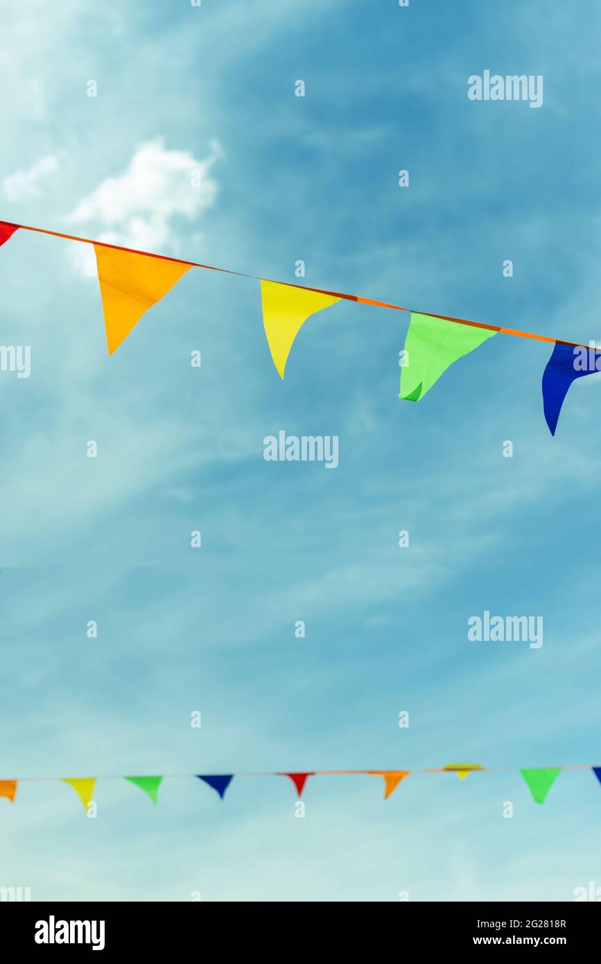 I triangoli colorati su un nastro si innalzano nell'aria. Foto Stock