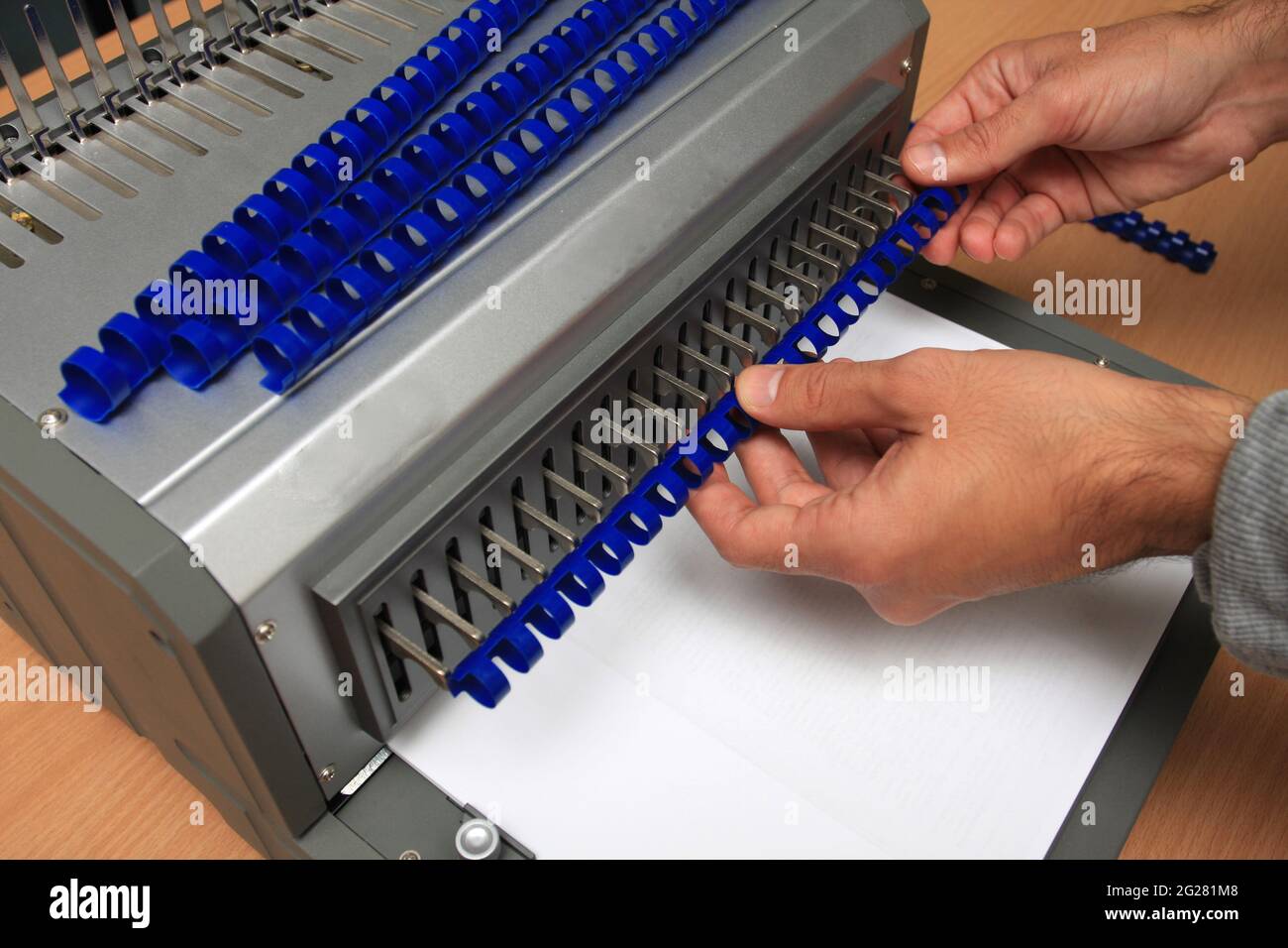 macchina per rilegare a pettine con percorso di taglio Foto Stock