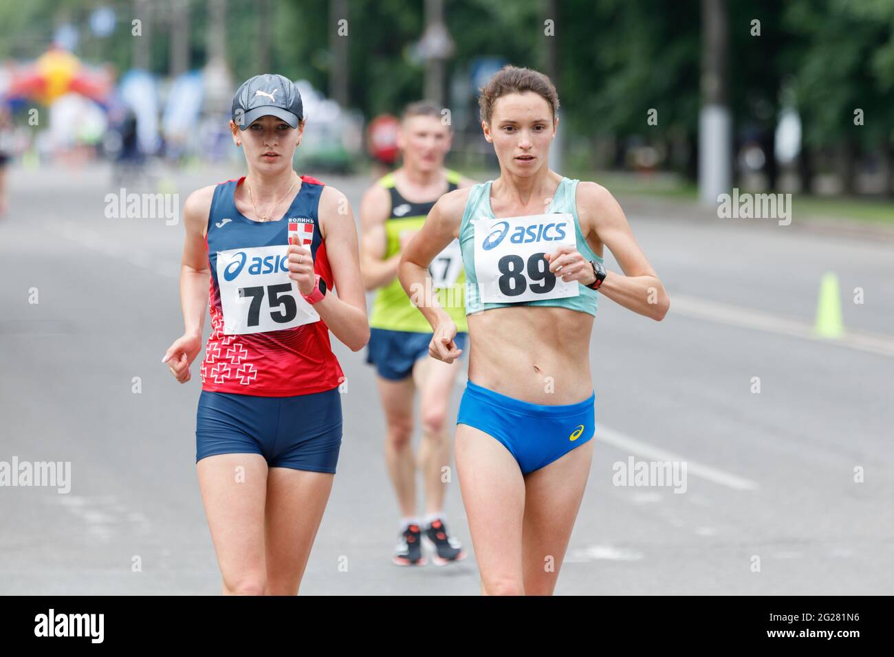 SUMY, UCRAINA - 6 giugno 2021: Leader di 20km corsa donne campionato a piedi Lyudmyla Olyanovska 89 e Olena Sobchuk 75 Foto Stock