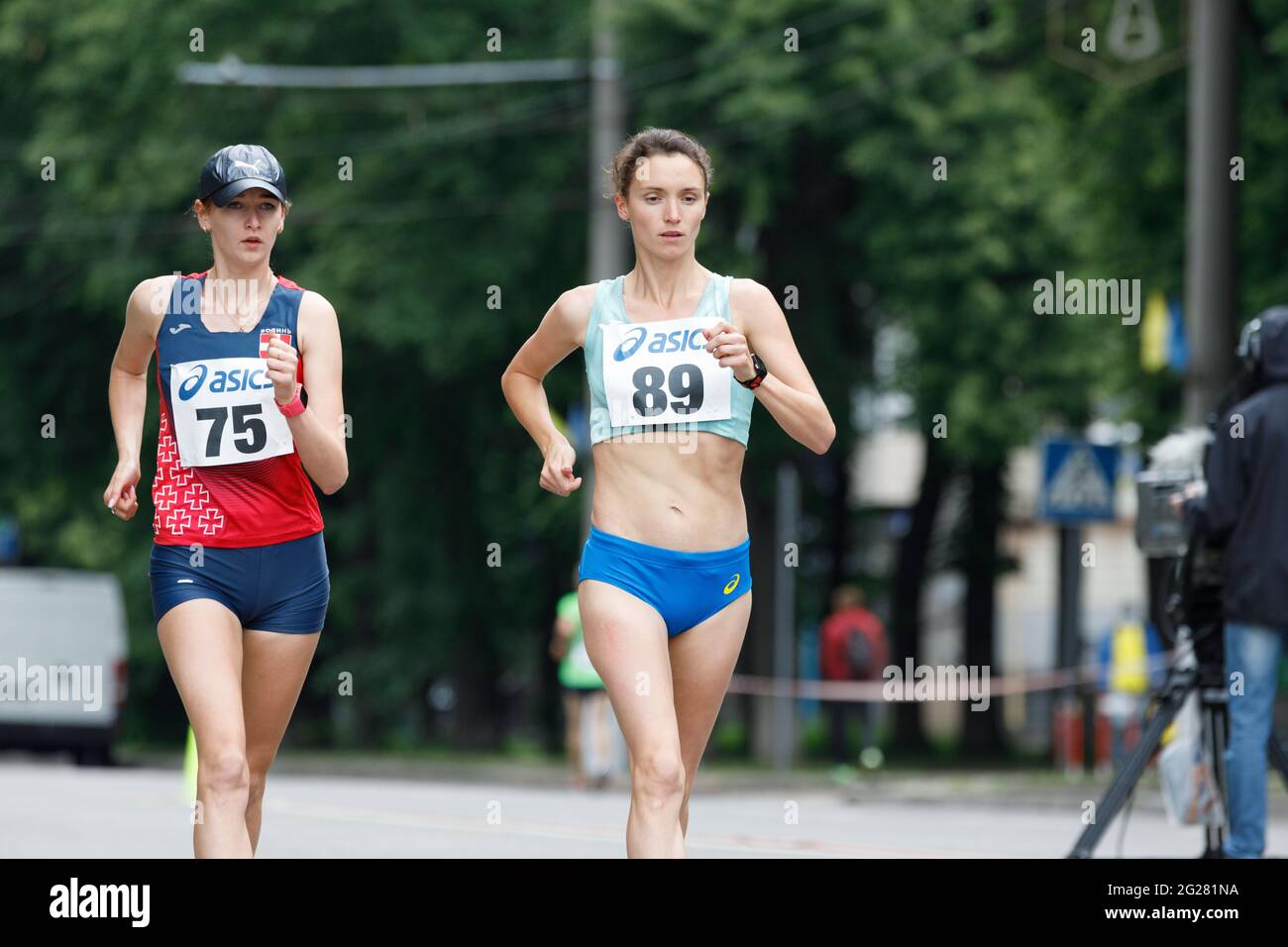 SUMY, UCRAINA - 6 giugno 2021: Leader di 20km corsa donne campionato a piedi Lyudmyla Olyanovska 89 e Olena Sobchuk 75 Foto Stock