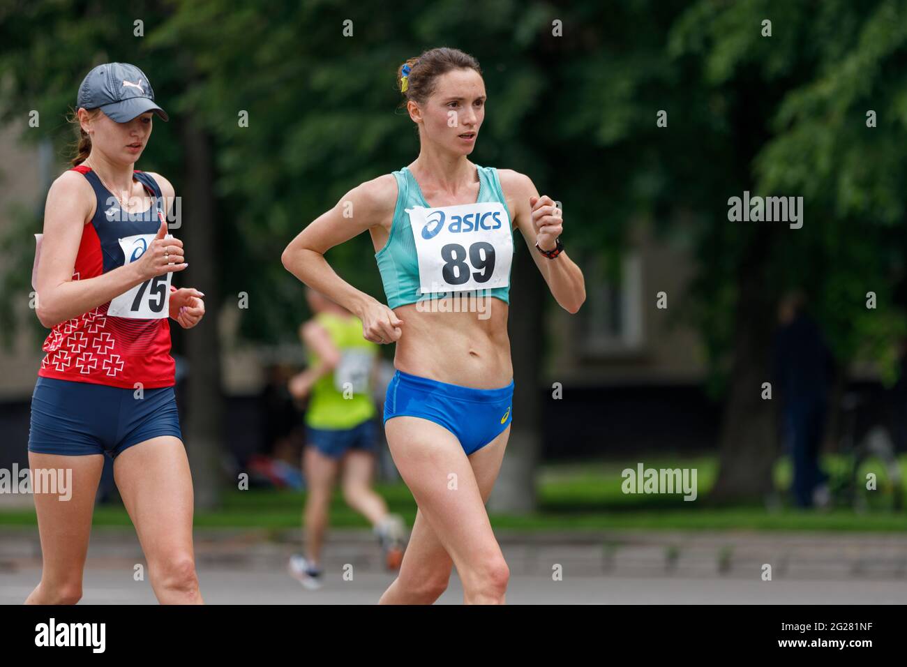 SUMY, UCRAINA - 6 giugno 2021: Leader di 20km corsa donne campionato a piedi Lyudmyla Olyanovska 89 e Olena Sobchuk 75 Foto Stock