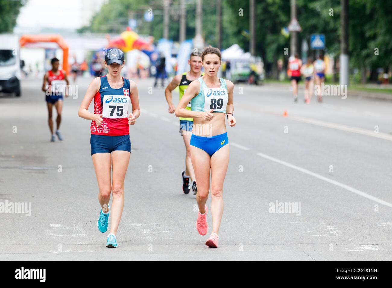 SUMY, UCRAINA - 6 giugno 2021: Leader di 20km corsa donne campionato a piedi Lyudmyla Olyanovska 89 e Olena Sobchuk 75 Foto Stock