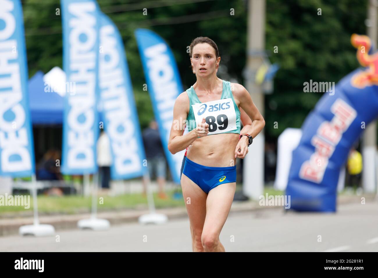 SUMY, UCRAINA - 6 giugno 2021: Vincitore di 20km gara walk femminile campionato Lyudmyla Olyanovska Foto Stock