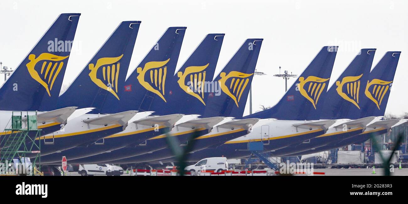 File foto datata 05/04/20 dei Ryanair Jets parcheggiati sulla pista dell'aeroporto di Dublino. British Airways e Ryanair sono sotto inchiesta se hanno violato le leggi sui consumatori non offrendo rimborsi per i voli che erano in funzione, ma i clienti non hanno potuto prendere a causa della pandemia di Covid. Data di emissione: Mercoledì 9 giugno 2021. Foto Stock