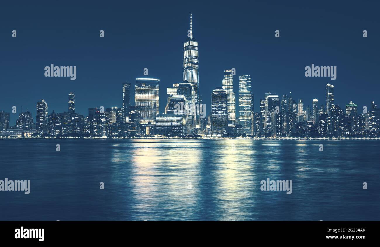 Skyline di Manhattan di notte, colore blu, New York City, USA. Foto Stock