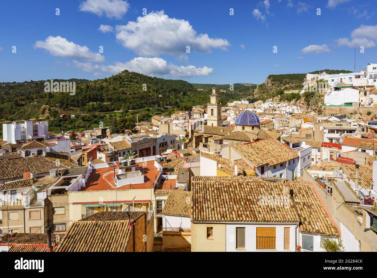 Vista panoramica di Buñol dal suo castello. Chiesa di San Pedro Apostol. Città in una valle verde in Spagna. Foto Stock