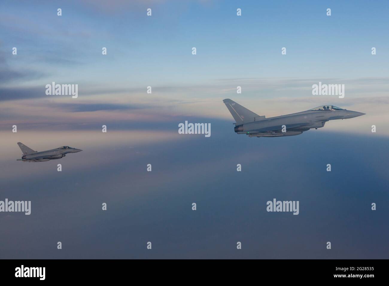 British Eurofighter Typhoon jet con missili dal vivo durante una missione di polizia aerea. Foto Stock