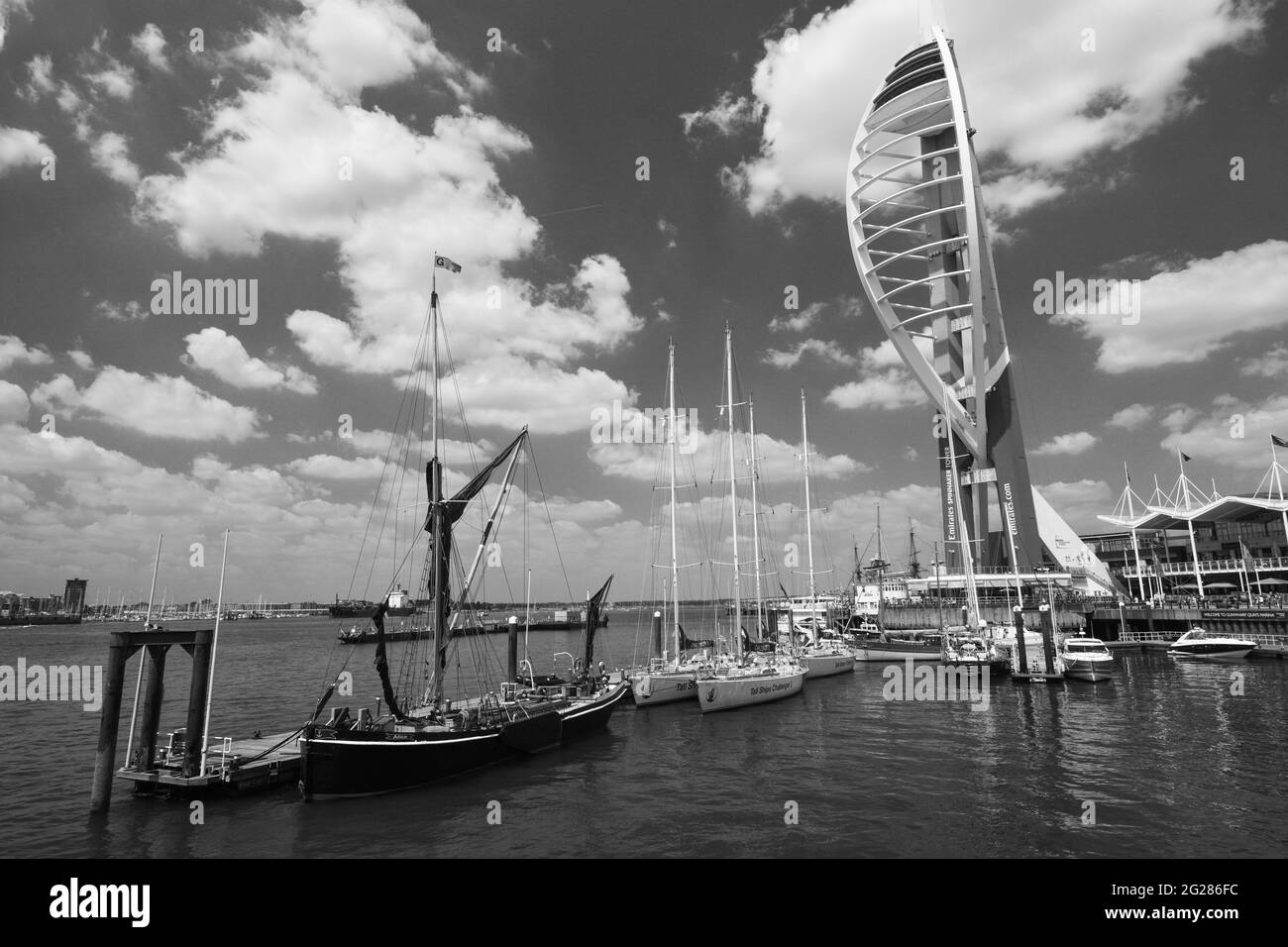 Summer Sky Over Spinnaker Tower, Gunwharf Quays, Portsmouth, Regno Unito Foto Stock