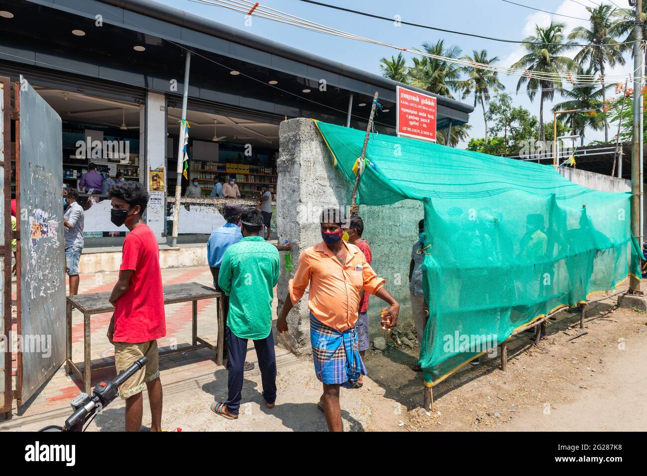 Pondicherry, India - Giugno 2021: I negozi di liquori riaprono dopo un blocco di 45 giorni. Foto Stock
