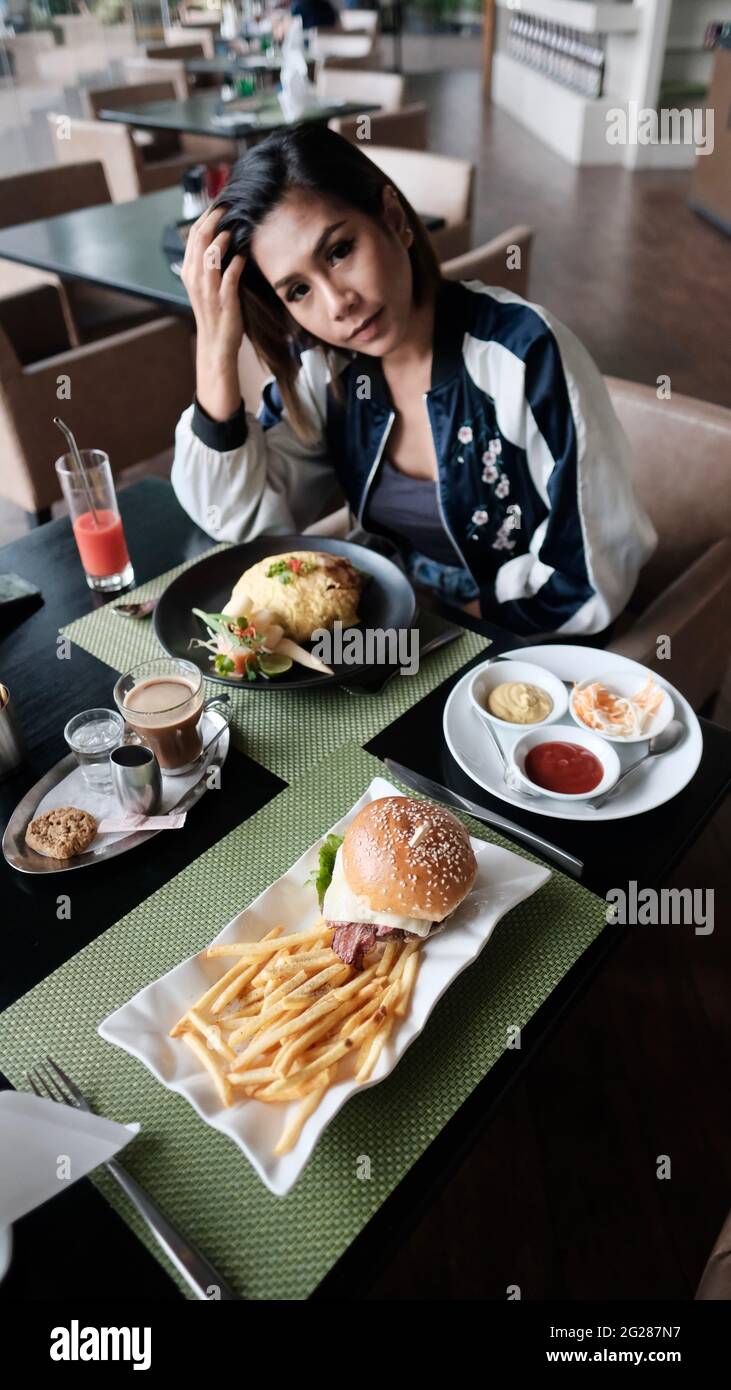 Young Lady mangiare fuori ristorante informale a cinque stelle mangiare un pasto Foto Stock