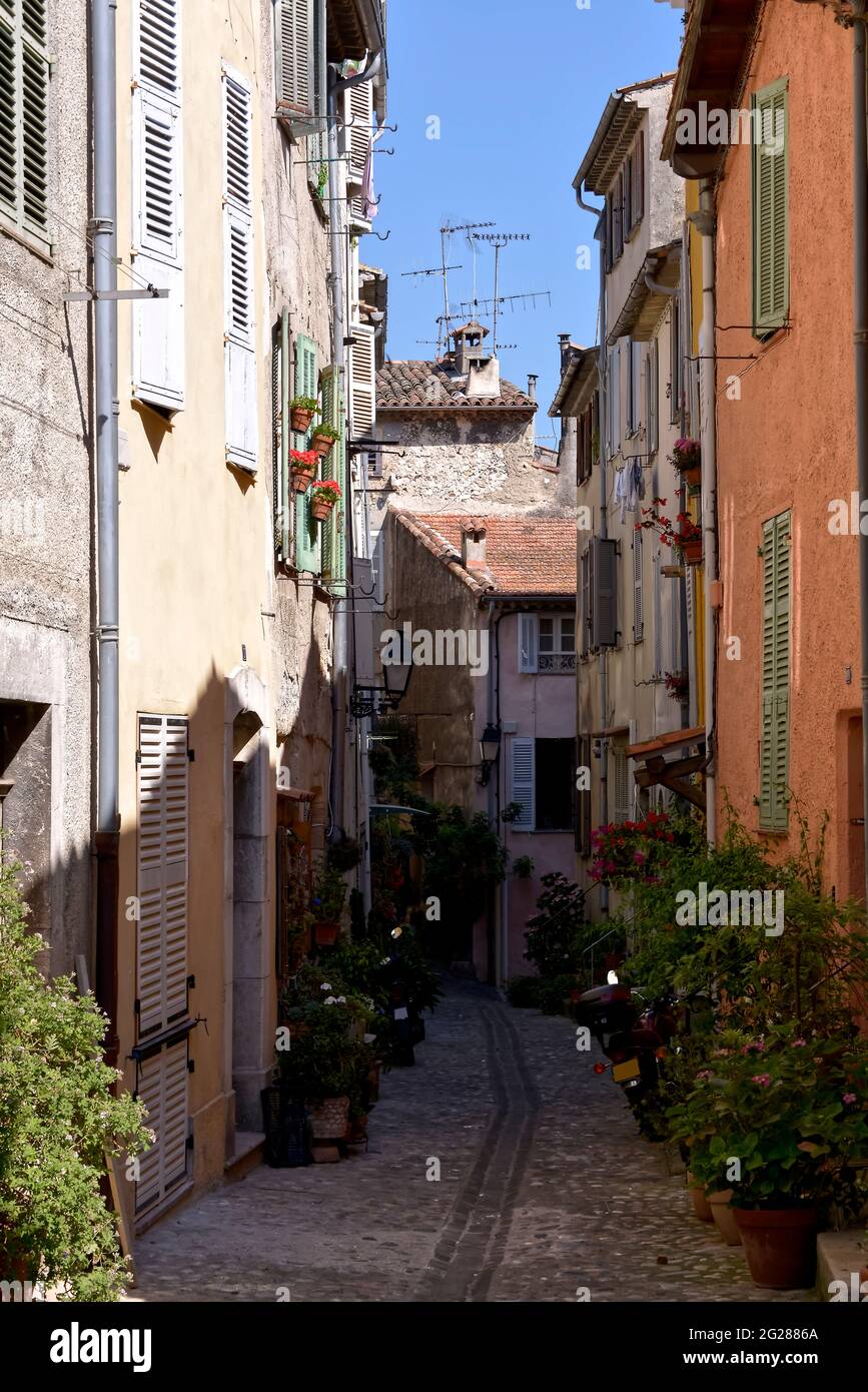 Tipico vicolo nel villaggio francese di Biot, comune è un piccolo borgo medievale fortificato in cima alla collina nella Provenza-Alpi-Côte Azzurra vicino Antibes Foto Stock