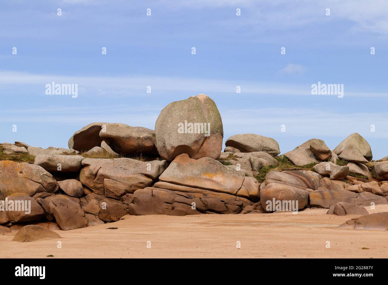 Bizzarri massi e rocce sulla Costa di granito Rosa sull'isola di Renote in Bretagna, Francia Foto Stock