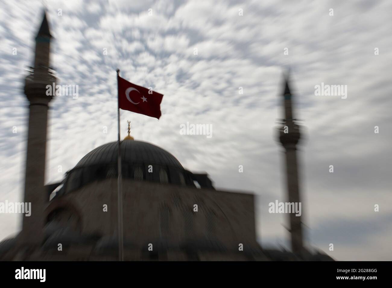 moschea, bandiera e minareto Foto Stock