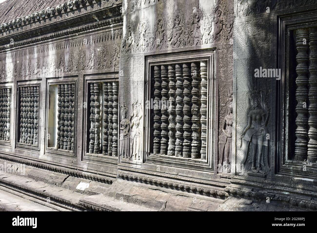 Scultura di una divinità femminile danzante o apsara sulla parete esterna di Angkor Wat in Cambogia. Foto Stock