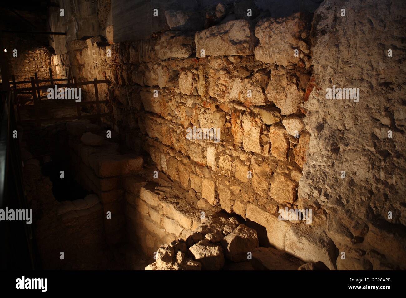 Resti di un muro circostante dal 1 ° tempo del Tempio, cioè, il 7 ° secolo a.C., trovato nel Qishle o Kishle nella Torre di David o Cittadella David. Mt. Zion. Foto Stock