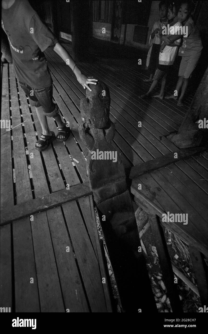 Sungai Uluk Palin, Kapuas Hulu, Kalimantan occidentale, Indonesia. Marzo 2007. La scalinata principale alla solitudine della comunità tradizionale di Dayak Tamambaloh.--fotografata su film in bianco e nero, scansionata, digitalizzata. Foto Stock