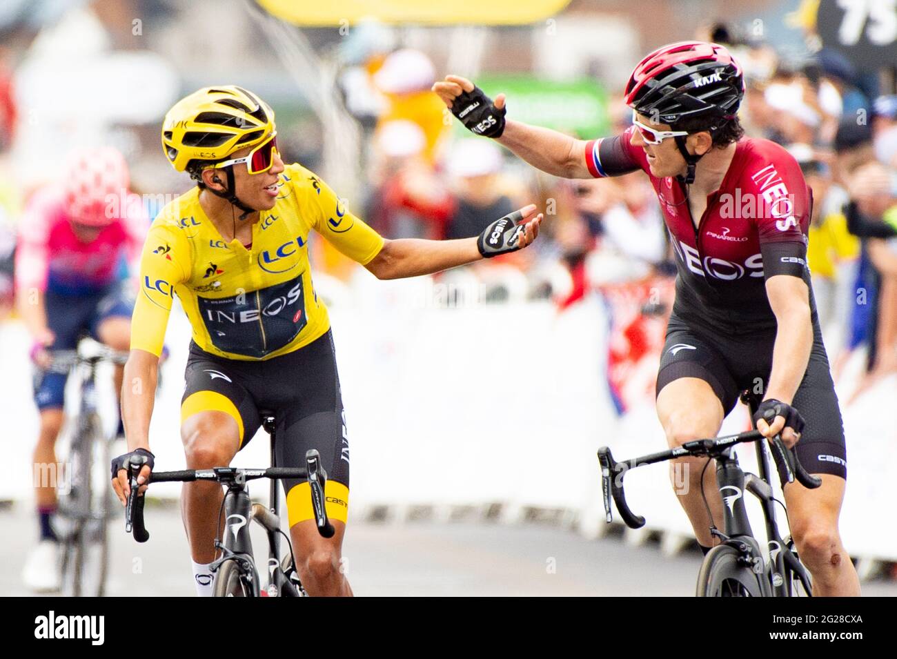 Egan Bernal (a sinistra) della Colombia del Team Ineos con il compagno di squadra Geraint Thomas che sigilla la sua vittoria assoluta del Tour de France 2019 Foto Stock