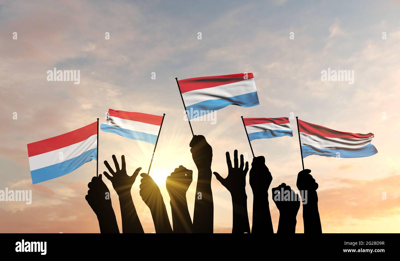 Silhouette di braccia sollevate sventolando una bandiera lussemburghese con orgoglio. Rendering 3D Foto Stock