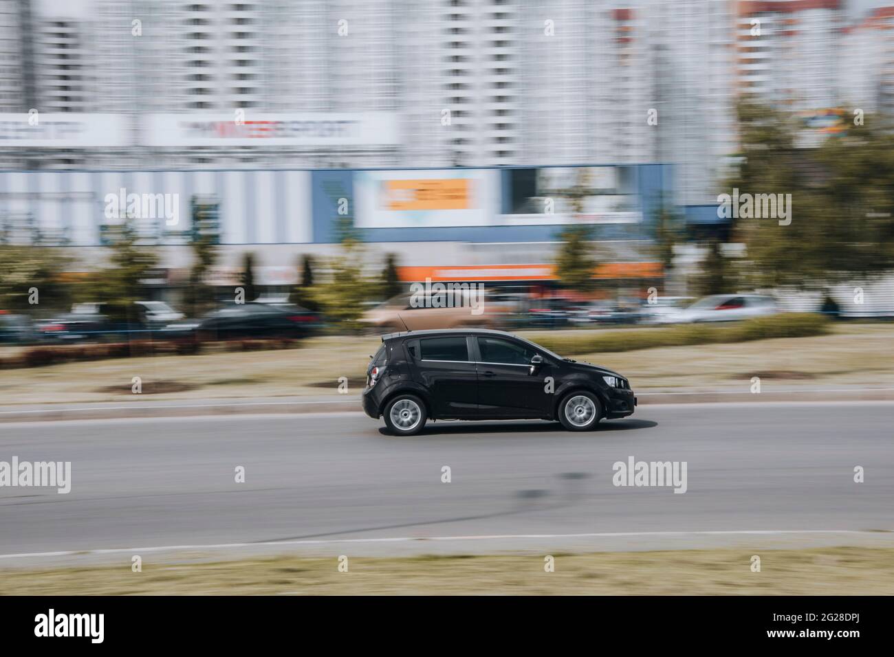 Ucraina, Kiev - 13 maggio 2021: Chevrolet nero Sonic auto in movimento per la strada. Editoriale Foto Stock