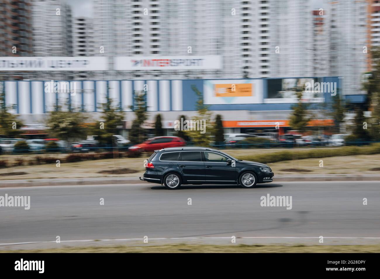 Ucraina, Kiev - 13 maggio 2021: Auto Volkswagen nera in movimento per la strada. Editoriale Foto Stock