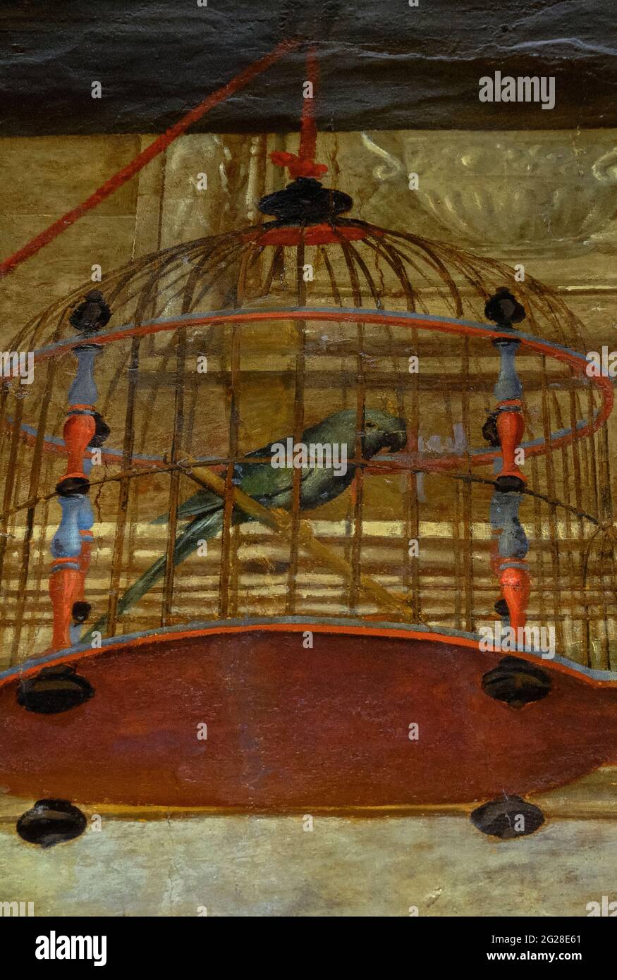 Un pappagallo verde in una gabbia rossa e blu apparentemente sospesa da una corda rossa da un balcone è tra le ingegnose opere d’arte illusoria nella decorazione trompe l’oeil della Hôtel de Châteaurenard ad Aix-en-Provence, Bouches-du-Rhône, Provence-Alpes-Côte d’Azur, Francia. L'interno del palazzo in 1613 Gaston de Saporta è stato decorato dall'artista di corte Jean Daret (1668-1654), nato a Bruxelles, nel ‘S, sei anni prima che la casa diventasse la casa temporanea del re Luigi XIV Foto Stock
