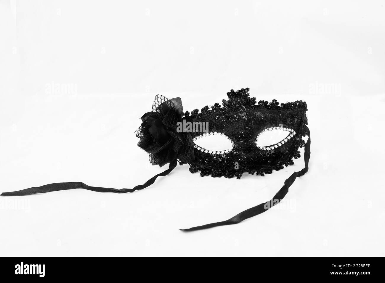 Maschera veneziana in pizzo nero per fasching, carnevale o mardi gras isolato su fondo bianco semplice con spazio copia Foto Stock