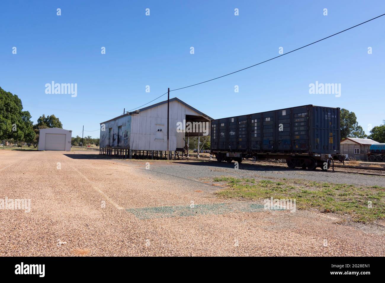 Deposito merci ferroviarie con impianto di scarico sotterraneo ad Alpha, Western Queensland, Australia con carro. Foto Stock