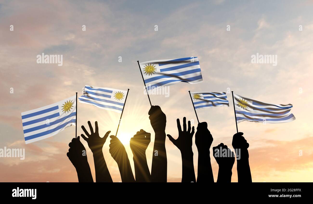 Silhouette di braccia sollevate sventolando una bandiera dell'Uruguay con orgoglio. Rendering 3D Foto Stock