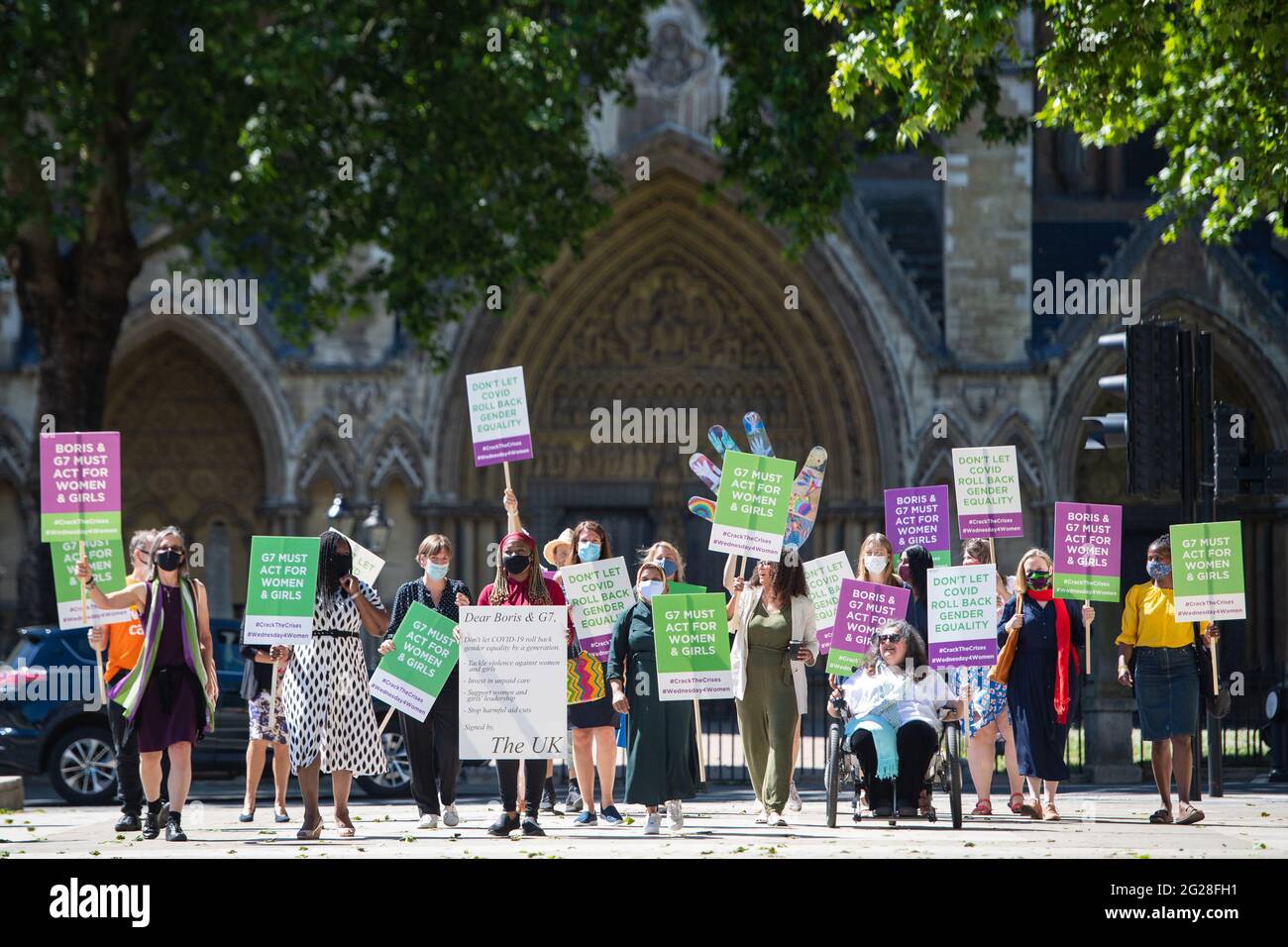 Un gruppo di campioni per i diritti delle donne, tra cui Helen Pankhurst (sinistra) Shadow Women's and Equality Secretary Marsha de Cordova (seconda sinistra) e Shola MOS-Shogbamimu (centro) in Parliament Square, Londra, Prima di inviare una lettera pubblica a 10 Downing Street come parte del mercoledì 4Giornata d'azione delle donne, invitando il governo britannico a fermare il ritorno dell'uguaglianza di genere di una generazione in vista del vertice del G7. Data immagine: Mercoledì 9 giugno 2021. Foto Stock