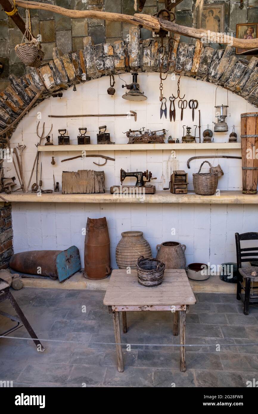 Isola di Koufonisi, Cicladi, Grecia. 23 maggio 2021. Museo del folclore con mostre tradizionali. Mostra di memorie culturali con vecchi strumenti per la casa Foto Stock