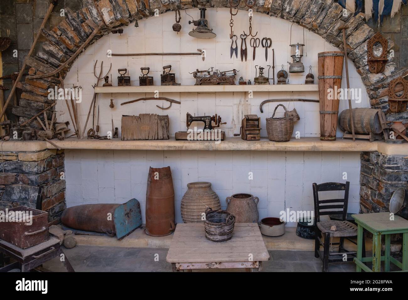 Isola di Koufonisi, Cicladi, Grecia. 23 maggio 2021. Museo del folclore con mostre tradizionali. Mostra di memorie culturali con vecchi strumenti per la casa Foto Stock